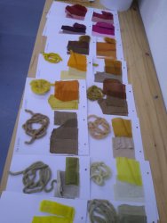 Echantillons de tissus teints avec des plantes. Couleurs rouges, roses, orangés, jaunes sur coton, lin, laine et soie.