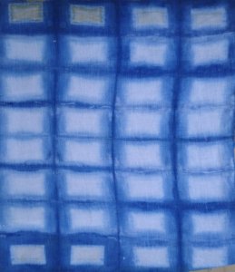 shibori, pliage tye dye, motif rectangle dans une cuve d'indigo naturel.