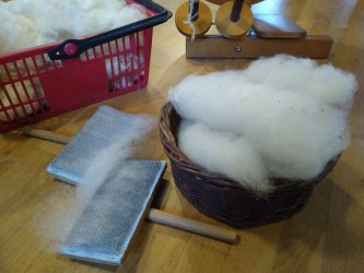 Cadres à main, laine de mouton en toison, rouleaux de laine cardée pour le filage au rouet