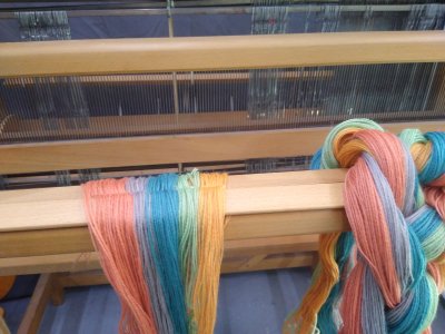 la chaine de l'écharpe est prête à installer sur le metier à tisser.