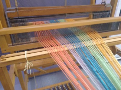 Enroulage de la chaine sur l'ensouple arrière du métier à tisser.