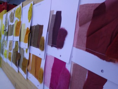 Echantillons de teinture végétale de couleurs rouges, roses, jaunes, sur fibres naturelle (coton, lin, laine et soie)