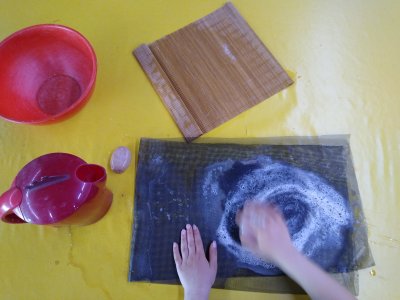 atelier enfant feutrer la laine de mouton à ADN Laine à pressy sous dondin, en Bourgogne du Sud 