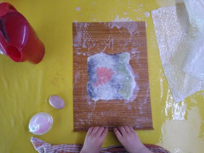 atelier enfant feutrer la laine de mouton