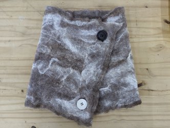 Tour de cou en feutre alpaga et angora, stage de feutre à ADN Laine, à Pressy Sous Dondin en Sud Bourgogne