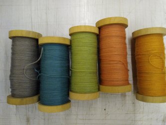 Bobines de fil de laine mérinos pour le tissage d'une écharpe, en stage de tissage à ADN Laine à Pressy Sous Dondin, 71220, en Sud Bourgogne