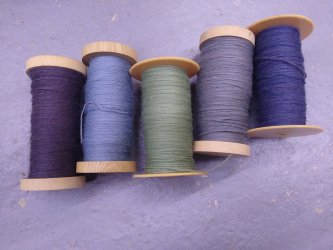 Bobines de fil de laine mérinos pour le tissage d'une écharpe, en stage de tissage à ADN Laine à Pressy Sous Dondin, 71220, en Sud Bourgogne